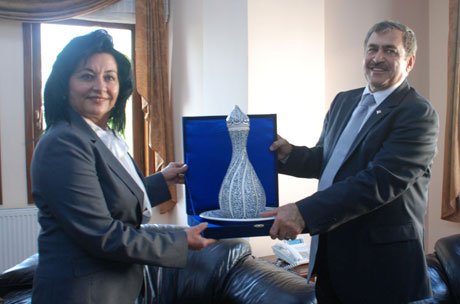Civelek Eroğlu'na seramik vazo hediye etti