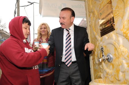 Çorba çeşmesi büyük ilgi görüyor. 