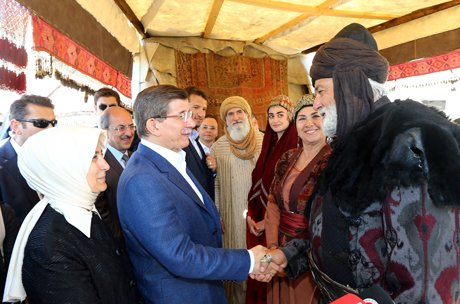 Başbakan Davutoğlu, sette demir dövdü. 