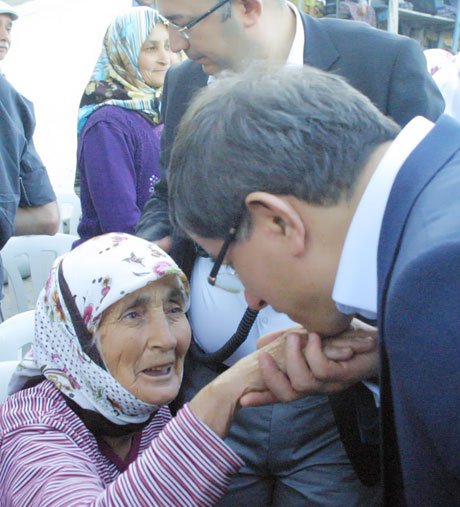 Davutoğlu el öpmek için 30 kilometre gitti
