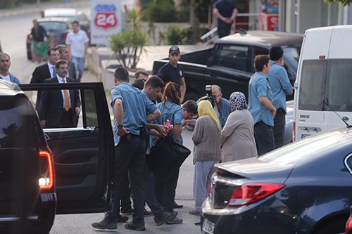 Davutoğlu, Konvoyu durdurup yaşlı kadının elini öptü 