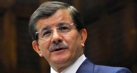 Davutoğlu uçaktan 10 dakika gecikmeli indi.