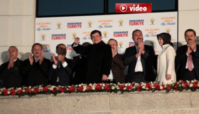 Davutoğlun'dan Balkonda Zafer Konuşması