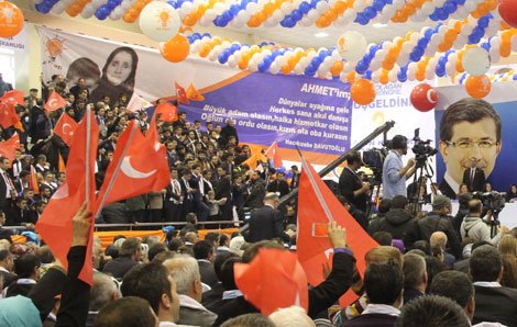 Davutoğlu’na sürpriz pankart
