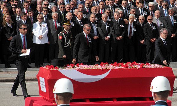 Demirel'in naaşı kortej eşliğinde Kocatepe'ye getiriliyor