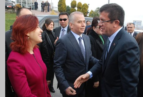  Denizli’de Nihat Zeybekci, davul zurnayla karşılandı.