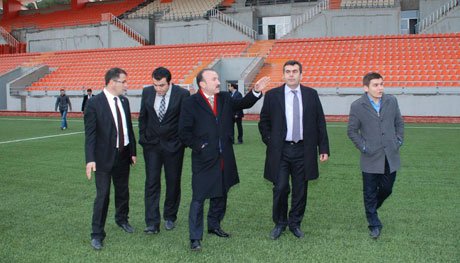 Doğan,Spor Tesisleri’ni Yusuf Tekin’e gezdirdi.