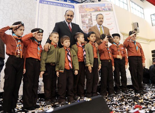 Dünyanın en büyük karnesi verildi.