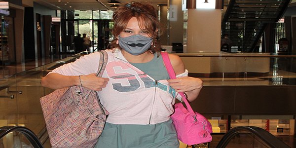 Ebru Cündübeyoğlu bıyık maskesiyle dikkat çekti