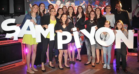 Eczacıbaşı VitrA, şampiyonluğu doyasıya kutladı