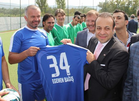 Egemen Bağış sahaya indi