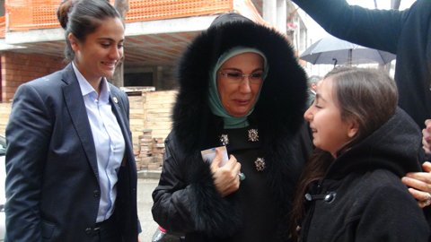 Emine Erdoğan’a mektub verdi.