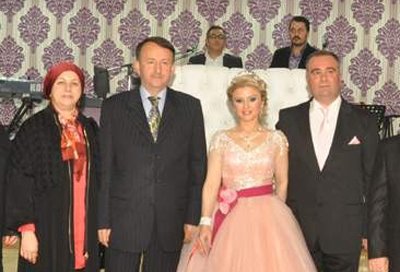 Emine Yurtsever ile Selim Tarık nişanlandı. 