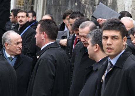 Erdoğan, cuma namazını Tophane'de kıldı