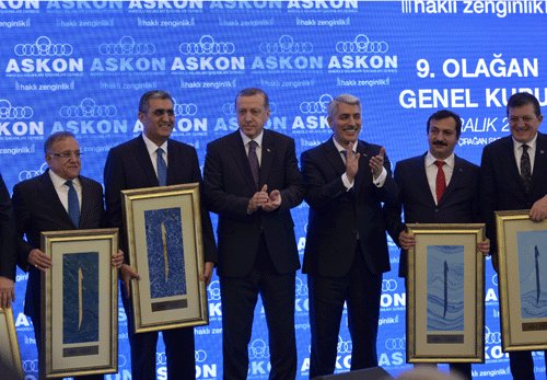 Erdoğan'da​n Necmeddin Şimşek'e Plaket
