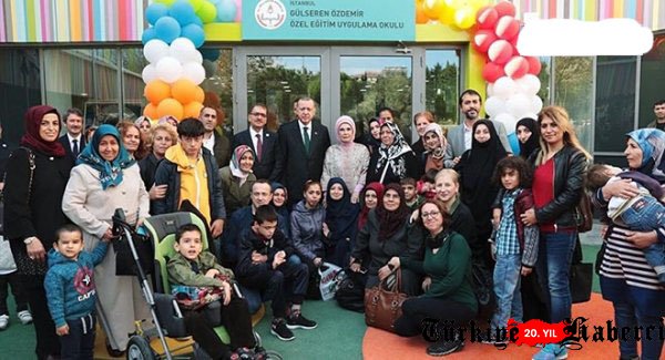 Erdoğan, engelli çocuklarla şarkı söyledi!