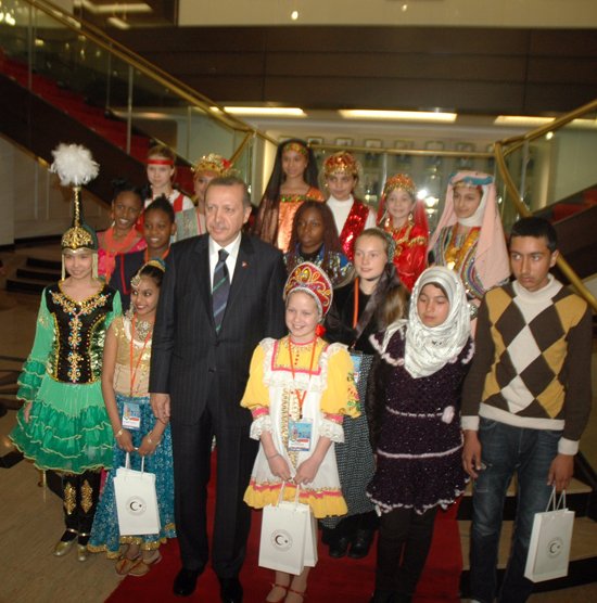 Gazetecilerin sorularına muhatap olmuyor.