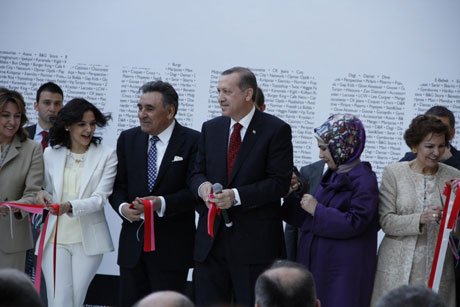 Mecidiyeköy'de Trump Towers Mall açıldı