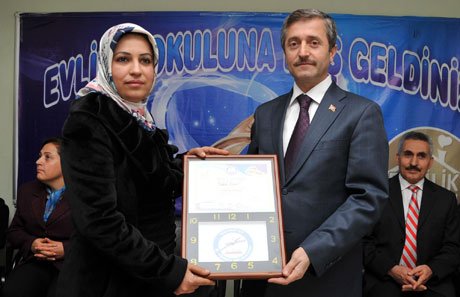 Evlilik Okulu sertifikaları verdi. 