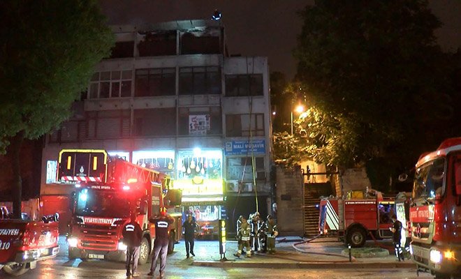 Fatih'te 4 katlı bir iş merkezinin çatısı alev alev yandı 