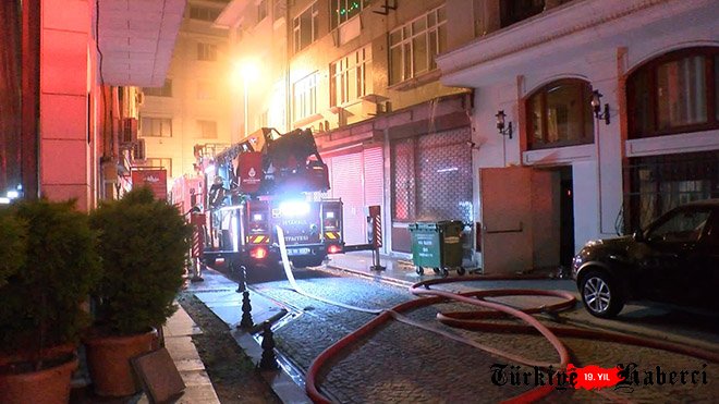 Fatih’te 4 katlı otelin çatısında yangın çıktı