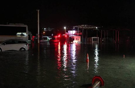 Foça'da sağnak yağış hayatı olumsuz etkiledi
