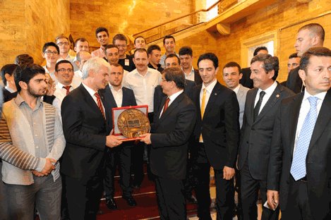 Gençlik Kolları üyeleri,Davutoğlu’nu ziyaret etti
