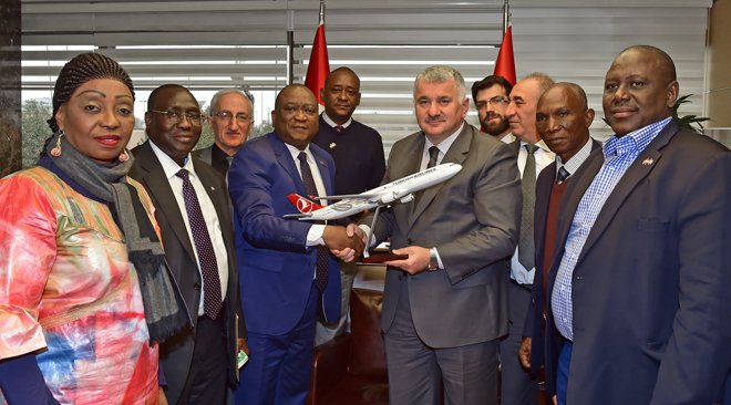 Gine Ulaştırma Bakanı, Türk Hava Yolları Genel Müdürü Bilal Ekşi’yi ziyaret etti