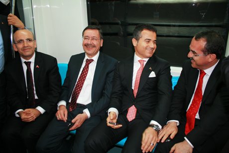 Gökçek, denizin altından tweet attı.
