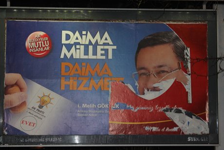  Gökçek’in seçim afişleri tahrip edildi.