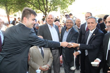 Gördes Belediyesi 3 bin kişiye aşure dağıtıldı.