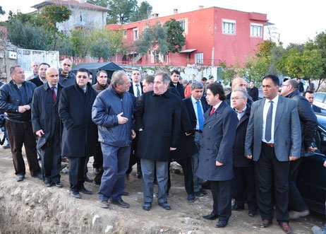 Günay,Kral Mezarı alanı gezerek bilgi aldı.