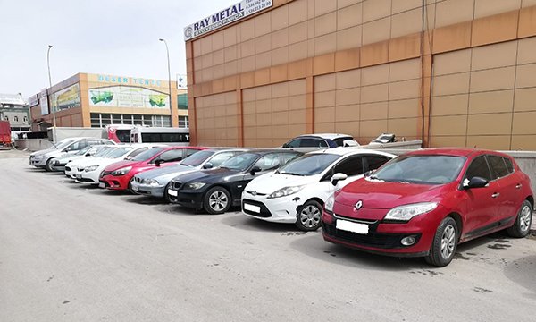 Hacizli araçları, hasarlı araçların bilgileriyle değiştirip satmışlar