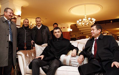  Hakan Şükür, mobilya beğendi