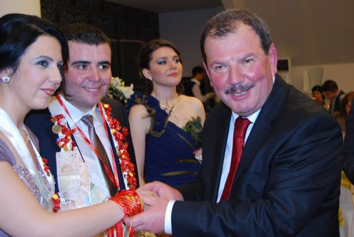 Hasan Lofçalıoğlu'nun kızı nişanladı.