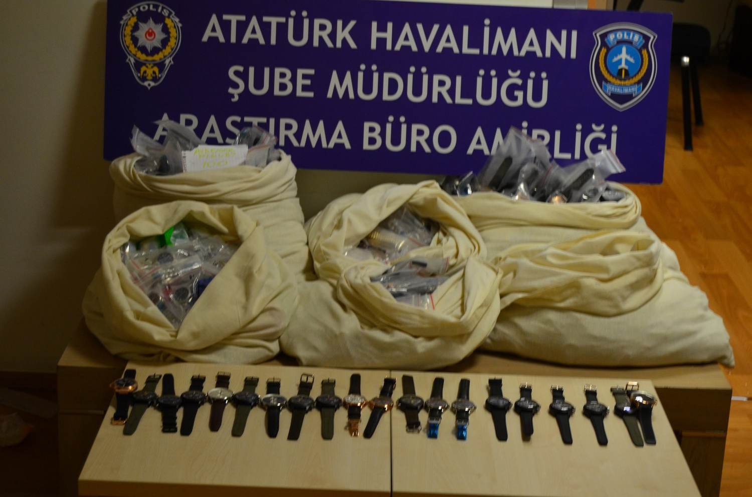 Havalimanında Kaçak Saat Operasyonu 
