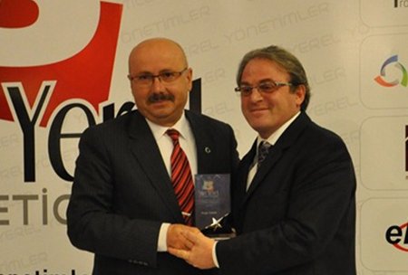 Hayri Samur,yılın belediye başkanı seçildi. 