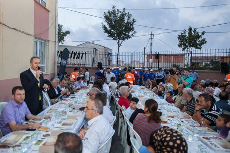 İlk iftar sofrası Yarımburgaz'da kuruldu