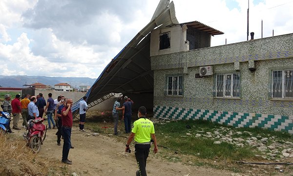 İncirliova'da hortum; 600 metrekarelik çatı uçtu  