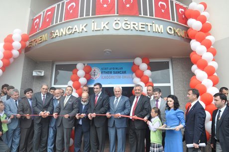 İş adamı Ethem Sancak okulunu yeniledi.