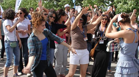 İşsiz hosteslerden Harlem Shake dansı