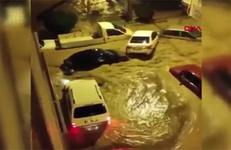 İzmir'de sel suları araçları böyle sürükledi