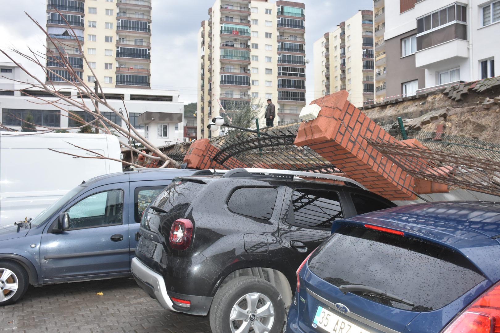 İzmir'de sitenin istinat duvarı çöktü: 20 araçta hasar var