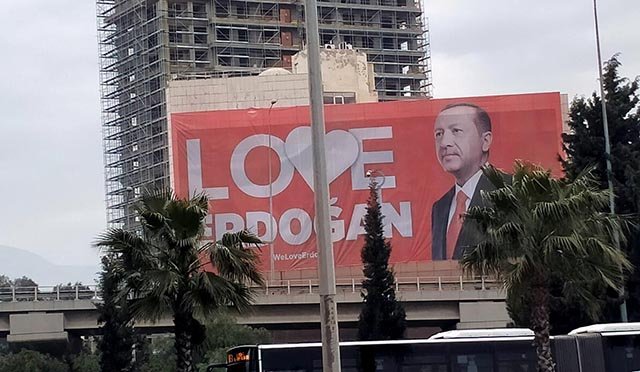 İzmir'in ilçelerine 'Love Erdoğan' afişi asıldı