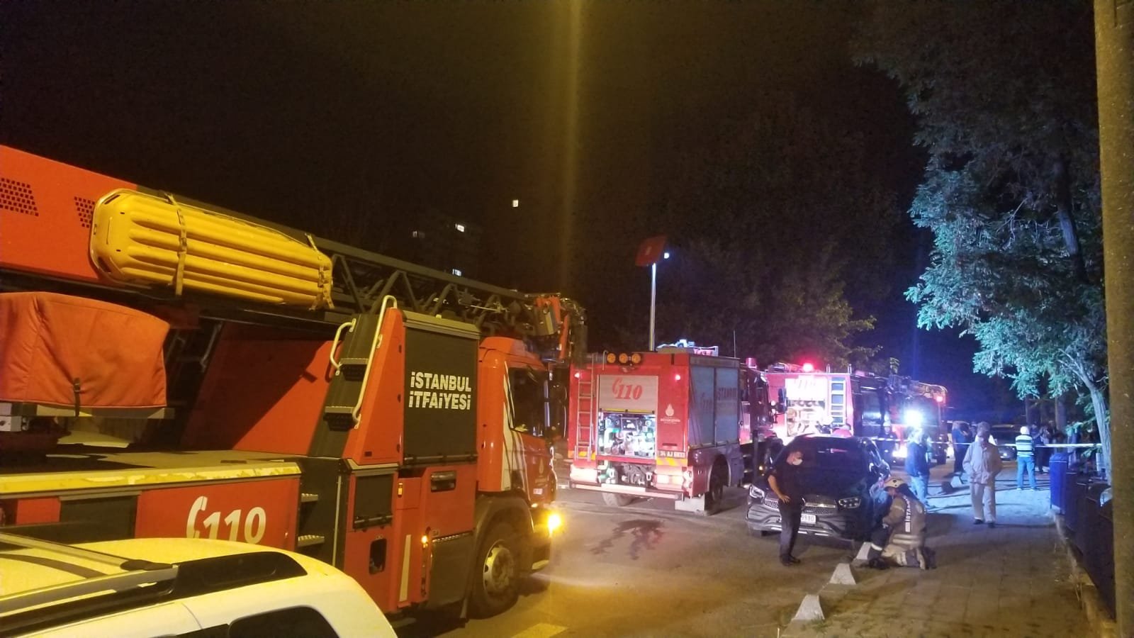 Kadıköy'de iş yeri deposunda yangın paniği 