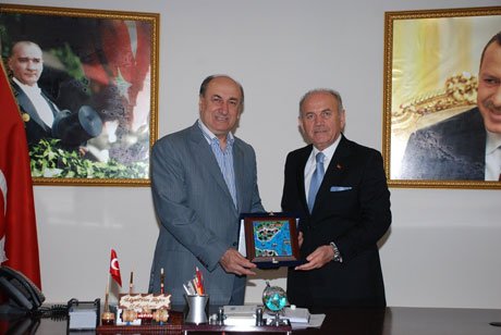 Kadir Topbaş, AK Parti Adana İl Başkalığını ziyaret etti. 