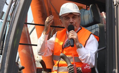 Kadir Topbaş bina yıkımı yaptı.