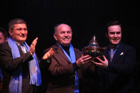 Kadir Topbaş, Mustafa Ceceli’ye hediye verdi. 