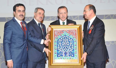 Kaleli Başbakan Erdoğan’a ödül verdi.