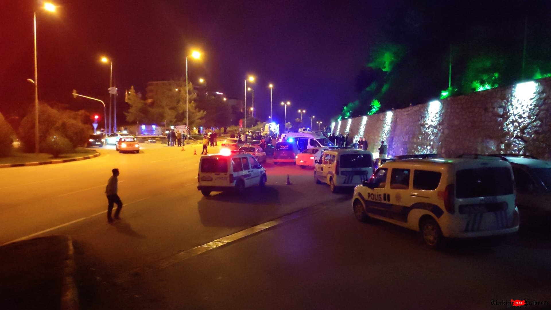 Kavşakta 2 otomobil çarpıştı: 2 ölü, 2 yaralı